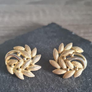 Orecchini a clip con bottone in raso testurizzato Trifari Vintage Crown, bacche e foglie color oro