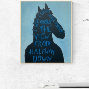Puede incluir: Una pintura enmarcada con un fondo azul y una silueta negra de la cabeza de un caballo. Las palabras "I wish I could have known about the view from halfway down" est&aacute;n escritas en azul en la cabeza del caballo.