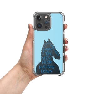 Puede incluir: Una funda transparente para teléfono con fondo azul y una silueta negra de cabeza de caballo. El texto "I wish I could have known about the view from halfway down" está escrito en azul dentro de la silueta.