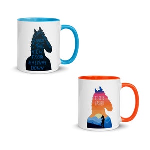 Puede incluir: Dos tazas de café de cerámica con diseños diferentes. La primera taza tiene un borde y un asa azules y presenta una silueta negra de un caballo con el texto "Ojalá hubiera sabido sobre la vista desde la mitad del camino". La segunda taza tiene un borde y un asa naranjas y presenta una silueta colorida de un caballo con el texto "Se vuelve más fácil".