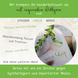 Pu&ograve; includere: Un primo piano di un gomitolo di lana bianca con un'etichetta che recita "NATUR Sheep 100% Schurwolle" e una pianta verde. Il testo "Wir krempeln die Handarbeitswelt um, mit regionalem Wollgarn zum STRICKEN H&Auml;KELN WEBEN" &egrave; nella parte superiore dell'immagine. Il testo "M&uuml;tzen und Stirnb&auml;nder Oberbekleidung, Pulover und Trachten Kissen und Decken Und vielen weiteren Ideen! Setze mit uns ein Zeichen gegen Synthetikgarn und importierter Wolle." &egrave; nella parte inferiore dell'immagine.