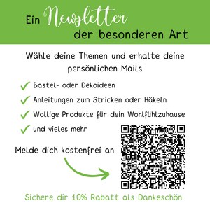 Pu&ograve; includere: Un grafico di iscrizione alla newsletter verde e bianco con un codice QR. Il testo recita "Ein Newsletter der besonderen Art" e "W&auml;hle deine Themen und erhalte deine pers&ouml;nlichen Mails". Il grafico elenca diversi argomenti di newsletter, tra cui "Bastel- oder Dekoideen", "Anleitungen zum Stricken oder H&auml;keln", "Wollige Produkte f&uuml;r dein Wohlf&uuml;hlzuhause" e "und vieles mehr". Il grafico include anche il testo "Melde dich kostenfrei an" e "Sichere dir 10% Rabatt als Dankesch&ouml;n".