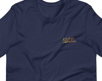 KNEEL - Tee Clásico (Unisex)