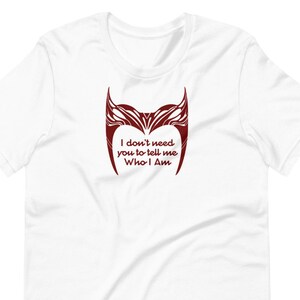 Könnte beinhalten: Weißes T-Shirt mit einer roten Grafik einer Krone und dem Text "Ich brauche dich nicht, um mir zu sagen, wer ich bin."