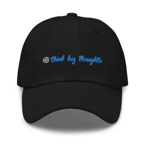 Puede incluir: Una gorra de béisbol negra con un diseño bordado en azul que dice "Think big thoughts".