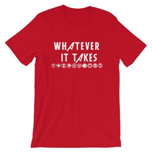Puede incluir: Camiseta roja con el texto "Whatever It Takes" en letras blancas. Debajo del texto hay una fila de logotipos de superhéroes blancos.