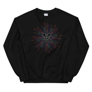 Puede incluir: Sudadera negra con un gráfico colorido de la cabeza de Mickey Mouse dentro de un diseño de estallido de estrellas.