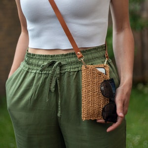 Raffia Handytasche zum Umhängen, Sommer Handytasche aus Bast, Handytasche mit langem Gurt, handgemachtes Geschenk für Sie