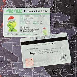 Puede incluir: Un carnet de conducir WhoVille de fantasía con el Sr. Grinch. El anverso muestra datos personales, incluyendo una altura de 145 cm y un peso de 75 kg. El reverso tiene restricciones y un código QR. El carnet está sobre un mapa del mundo.