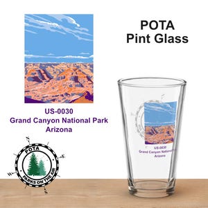 Puede incluir: Un vaso de pinta transparente con un diseño del Parque Nacional del Gran Cañón de Arizona. El vaso presenta una ilustración del cañón con cielos azules y el texto "POTA Pint Glass". El vaso también tiene el texto "US-0030".
