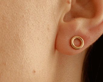 Pendientes de círculo pequeño de oro, pendientes de círculo diminuto de color dorado, pendientes redondos de oro, pendientes redondos minimalistas, pendientes de círculo de oro