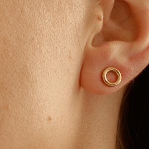 Gold kleine Kreis Ohrringe, gold farbige kleine Kreis Ohrringe, roung Ohrringe Gold, minimalistische runde Ohrringe, Gold Kreis Ohrstecker Bild 1