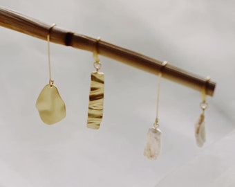 Onregelmatige gouden pareloorbellen - Statement asymmetrische oorbellen - Draagbare kunst - Stijlvolle minimale oorbellen - Pearl Drop Dangle - Enkele oorbel