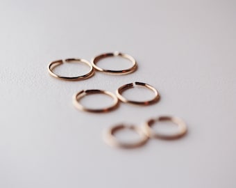 Kleine dunne 14 k goud gevulde knuffelhoepels, sleeper hoop Earrings hoop Earrings, eindeloze hoepels, knusse gouden hoepels, 6 mm 7mm hoepels