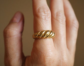 Croissant ring