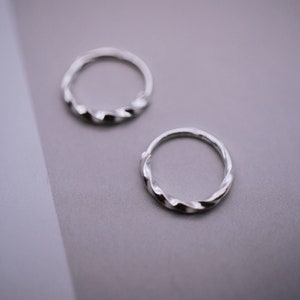 Créoles en argent 9 mm, boucles d'oreilles créoles en argent sterling 925 très fines, mini créoles 9 mm, Huggie minimaliste, délicat, mini créoles, créoles en argent éthique image 5