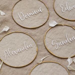 Luxury CIRCULAR PLACE CARDS, Clear acrylic gold edged discs, Minimal perspex circle coaster tags, Elegant round place names, Glamour wedding