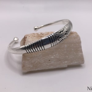 モロッコ シルバー カフ ブレスレット - トゥアレグ ベルベル風のハンドメイド シルバー バングル、彫刻ディテール