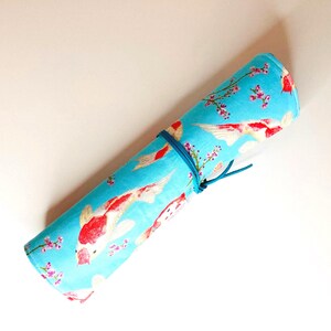 Trousse à pinceaux en tissu coton carpes koi bleu ciel intérieur en lin bleu ciel.