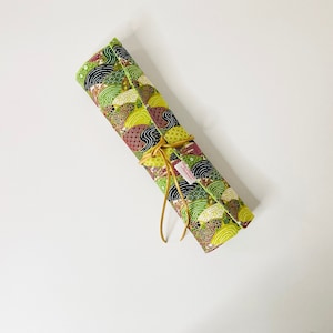 Trousse à pinceaux de maquillage ou de peinture en tissus japonais tons verts motifs vagues et tissus coton vert assorti.