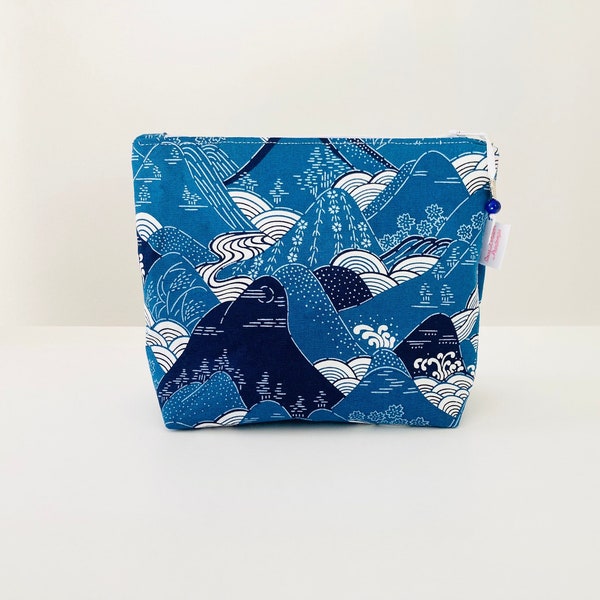 Trousse à maquillage en tissu japonais bleu et blanc motifs vagues et mont Fuji.