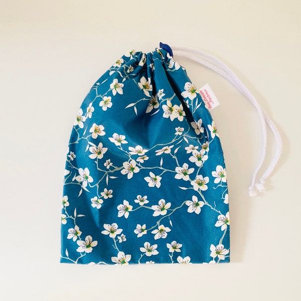 Sac imperméable pour maillot de bain mouillé en tissu coton enduit bleu motifs fleurs d’amandiers blanches