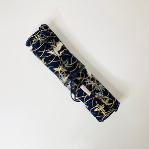 Trousse à pinceaux de maquillage ou de peinture en tissus japonais bleu marine motifs grues japonaises et tissus coton bleu marine assorti. image 1