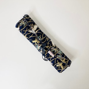 Trousse à pinceaux de maquillage ou de peinture en tissus japonais bleu marine motifs grues japonaises et tissus coton bleu marine assorti.