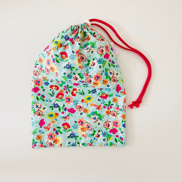 Sac imperméable pour maillot de bain mouillé en tissu coton enduit bleu motifs petites fleurs multicolores