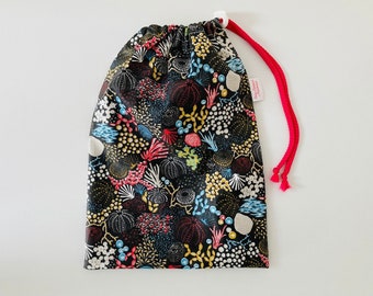 Waterproof bag for wet swimsuits in black coated cotton fabric with marine patterns