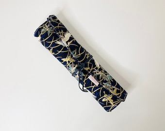 Trousse à pinceaux de maquillage ou de peinture en tissus japonais bleu marine motifs grues japonaises et tissus coton bleu marine assorti.