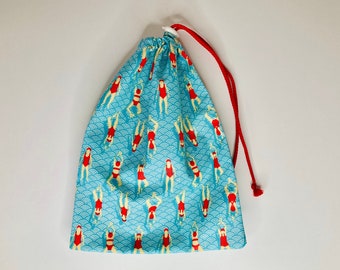 Waterproof bag for wet swimsuit in coated cotton fabric with little swimmer patterns