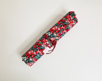 Trousse à pinceaux de maquillage ou de peinture, en tissus liberty rouge et tissu coton rouge.