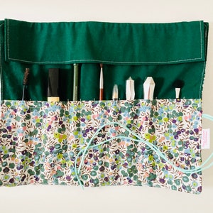 Trousse à pinceaux de maquillage ou de peinture, en tissus liberty vert et tissu coton vert image 4