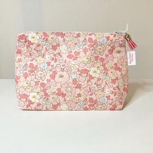 Piccola trousse in tessuto liberty rosa salmone con fiori grandi