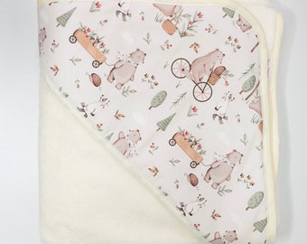 Baby bath cape in off-white bamboo sponge and oeko tex cotton fabric, little bear patterns in powder beige tones.