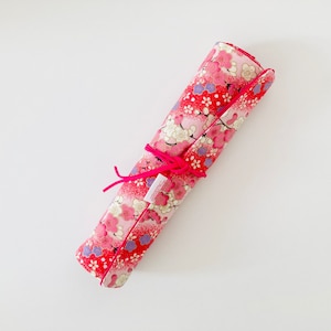 Trousse à pinceaux de maquillage ou de peinture en tissus japonais rose à fleurs blanche et mauves et tissu de coton rose image 1