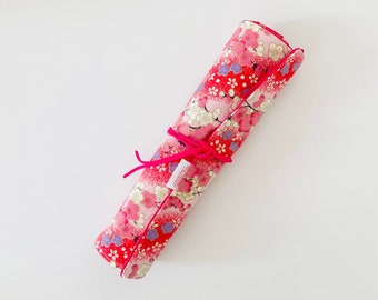 Trousse à pinceaux de maquillage ou de peinture en tissus japonais rose à fleurs blanche et mauves et tissu de coton rose