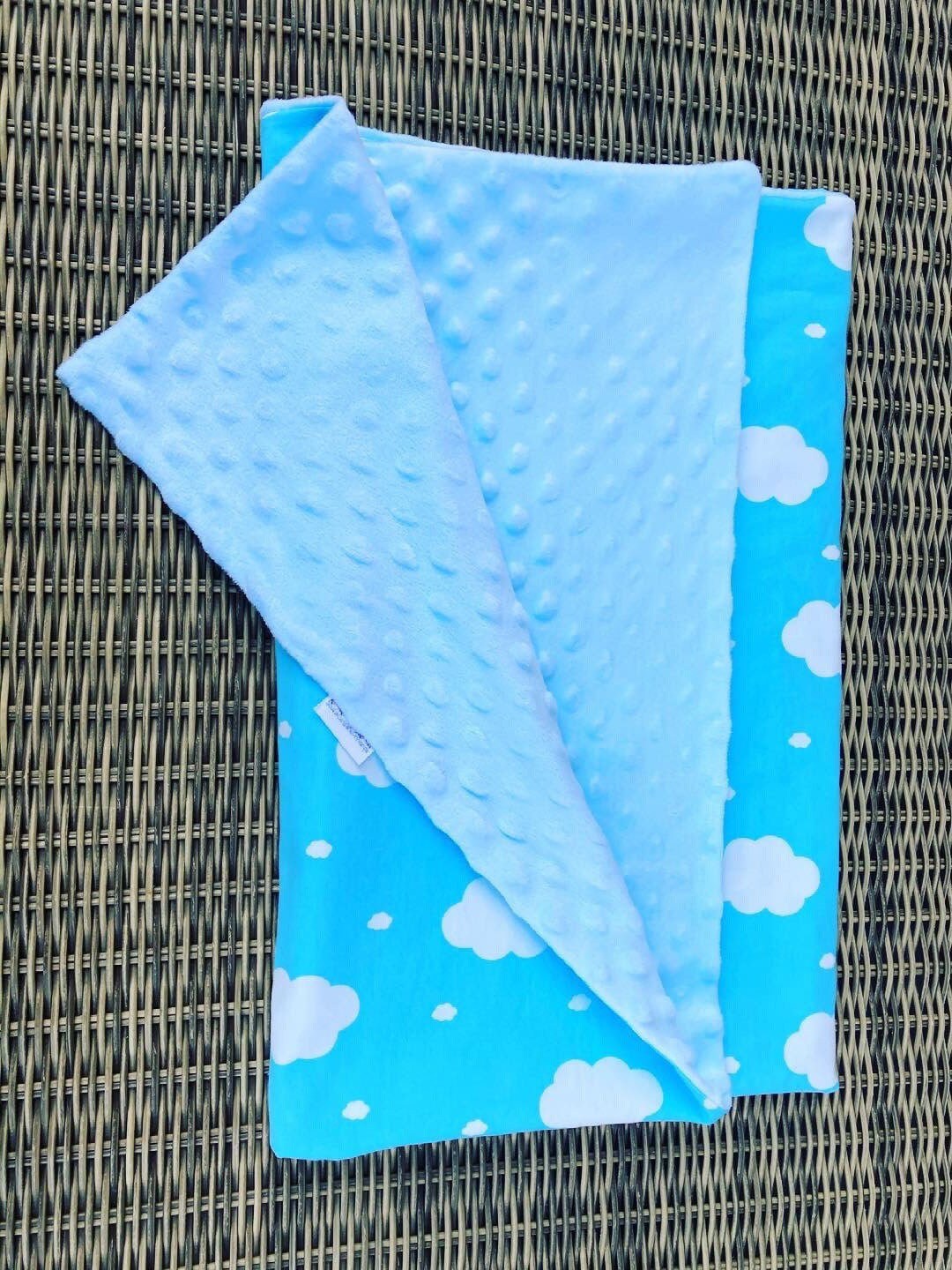 Couverture Légère Bébé en Tissu Coton Bleu Ciel Nuages et Minky Ciel