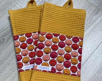 Tea towel in mustard-colored honeycomb cotton fabric and decorative strip in shell-patterned cotton fabric