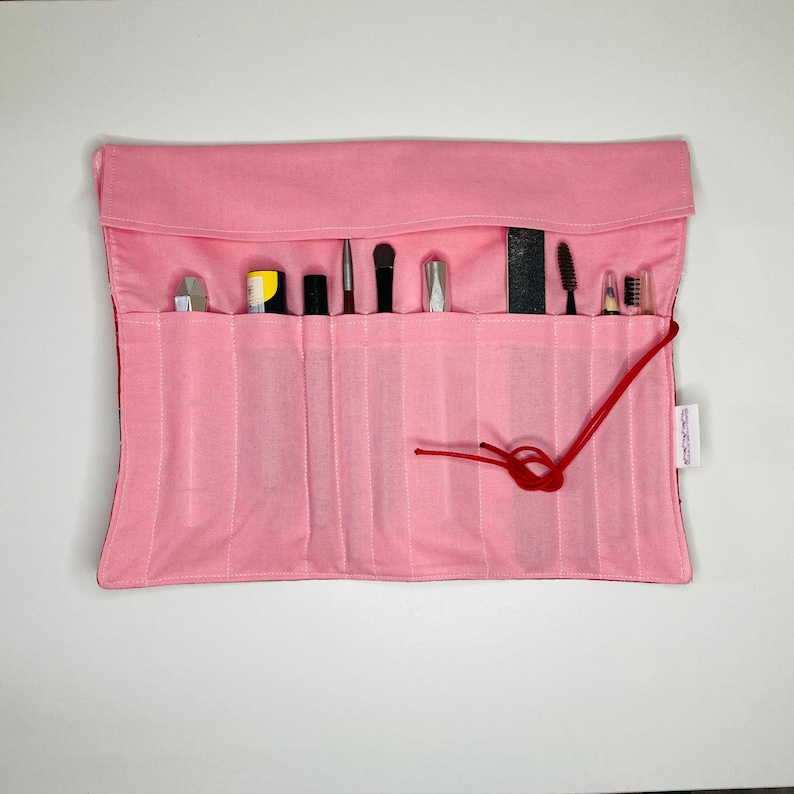 Trousse à pinceaux de maquillage ou de peinture en tissus japonais rouge à fleurs et tissu rose pâle assorti. zdjęcie 3