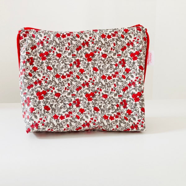 Trousse de toilette imperméable en tissu enduit motif petites fleurs rouges et grises