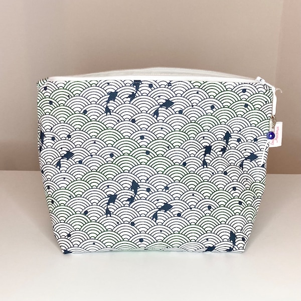 Trousse de toilette en tissu japonais blanc motifs vagues et carpes koi vertes et bleu marine.