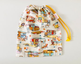 Waterproof bag for wet swimsuits in coated cotton fabric with small caravan patterns