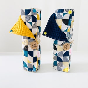 Rolo de toalha lavável em tecido de algodão geométrico amarelo e azul inspirado nos anos sessenta e favo de mel amarelo ou azul marinho combinando.