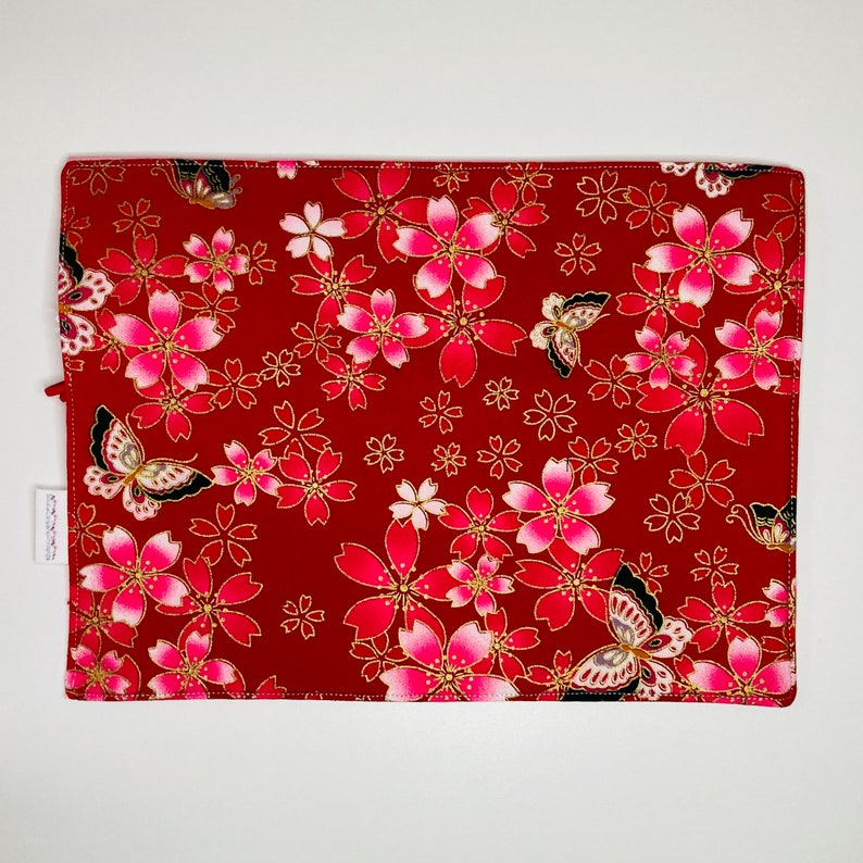 Trousse à pinceaux de maquillage ou de peinture en tissus japonais rouge à fleurs et tissu rose pâle assorti. zdjęcie 2