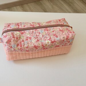Neceser de gran tamaño en tejidos de algodón acolchados a mano, doble gasa rosa salmón y tejido Liberty floral a juego.