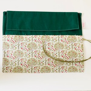 Trousse à pinceaux de maquillage ou de peinture, en tissus avec des motifs de petits pommiers interieur en tissu coton vert foncé assorti. image 3