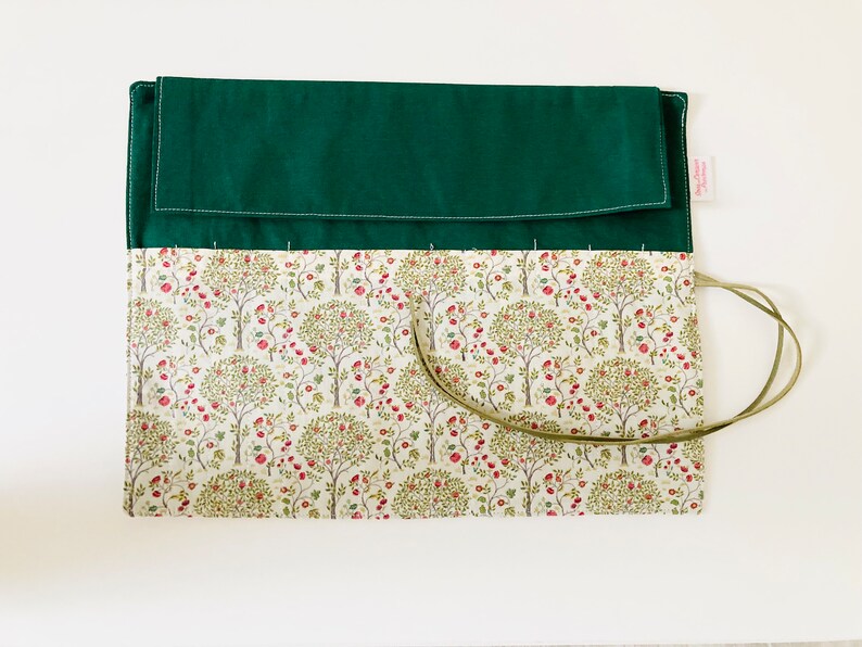 Trousse à pinceaux de maquillage ou de peinture, en tissus avec des motifs de petits pommiers interieur en tissu coton vert foncé assorti. image 3