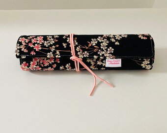 Trousse à pinceaux en tissu coton noir à fleurs japonaises intérieur noir